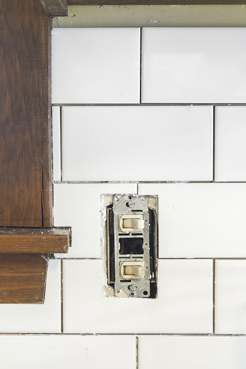 DIY White Subway Tile Backsplash | dreamgreendiy.com + @builddirect