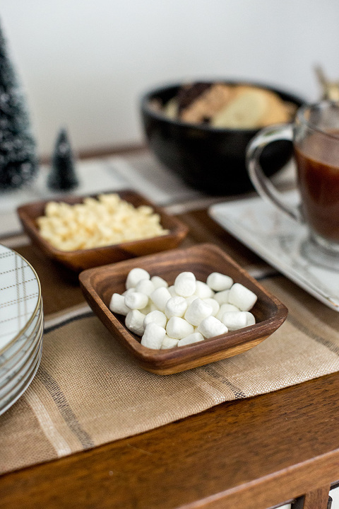 How To Style A Christmas Hot Chocolate Bar - Dream Green DIY